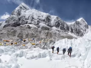 Aquecimento global cria novo desafio para escalar o Everest: o cocô
