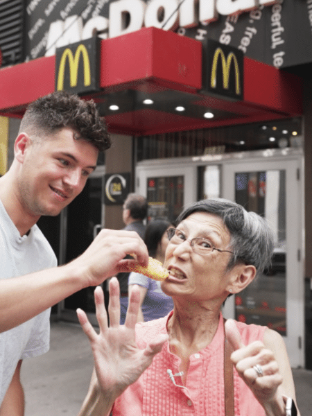 A dupla de chefs Lynn Davis e Nick DiGiovanni, que faz sucesso no TikTok, bateu o recorde mundial visitando 69 fast-foods em um dia - Divulgação/Guinness World Records