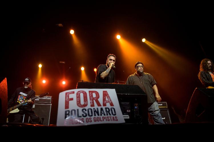 Cartaz em show do Planet Hemp em Lisboa, em 2019, pede a saída do presidente Jair Bolsonaro