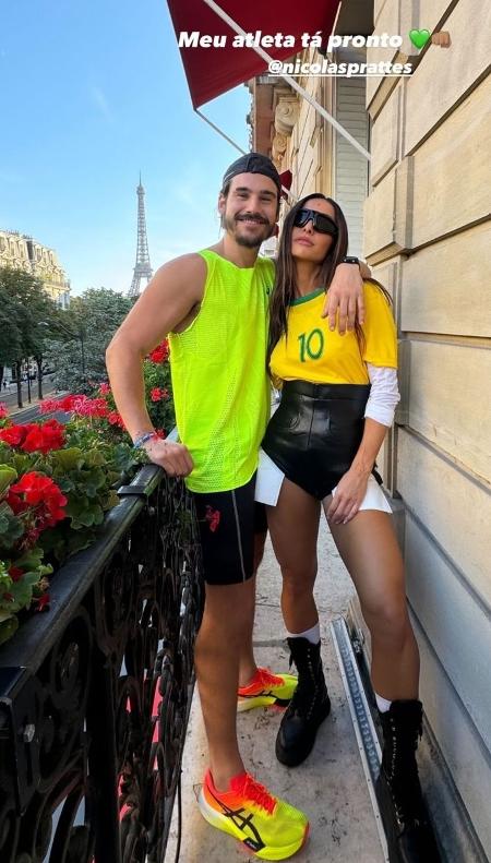 Nicolas Prattes e Sabrina Sato posam juntos antes de Maratona em Paris