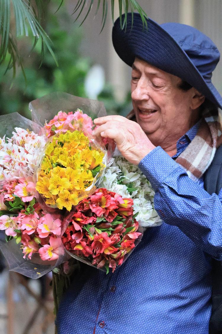 Marcos Oliveira passeia e compra flores 