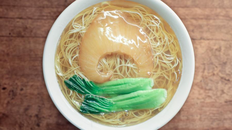 Sopa de barbatana de tubarão com vegetais e macarrão