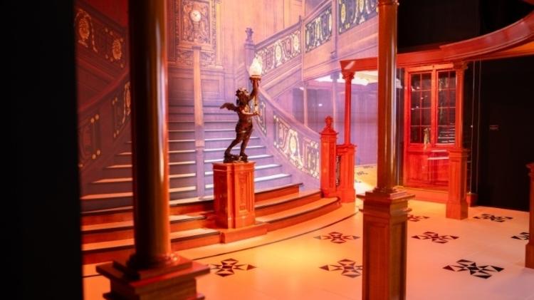 Reprodução da famosa escadaria central do Titanic, um dos pontos mais icônicos do navio, recriada na exposição Reprodução da famosa escadaria central do Titanic, um dos pontos mais icônicos do navio, recriada na exposição