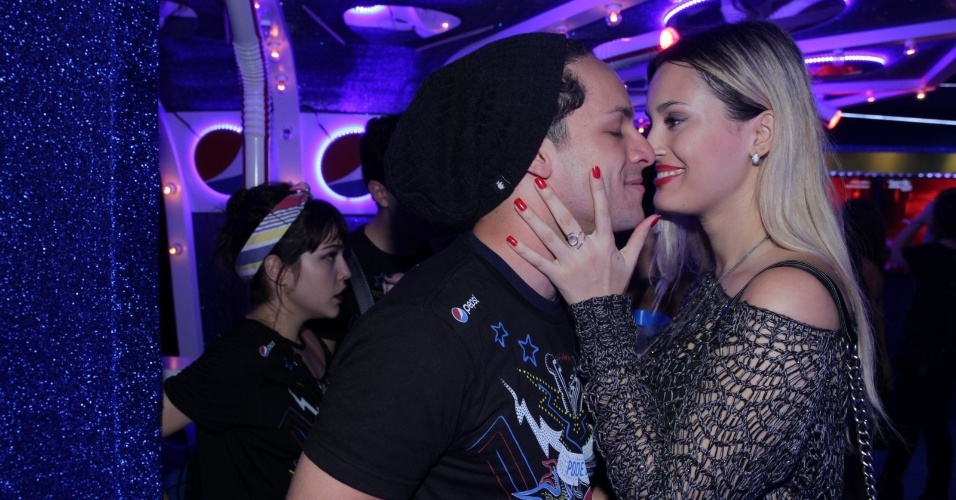 19.set.2015 - Rainer Cadete beija a nova namorada, a modelo Taianne Raveli, ao som de Metallica