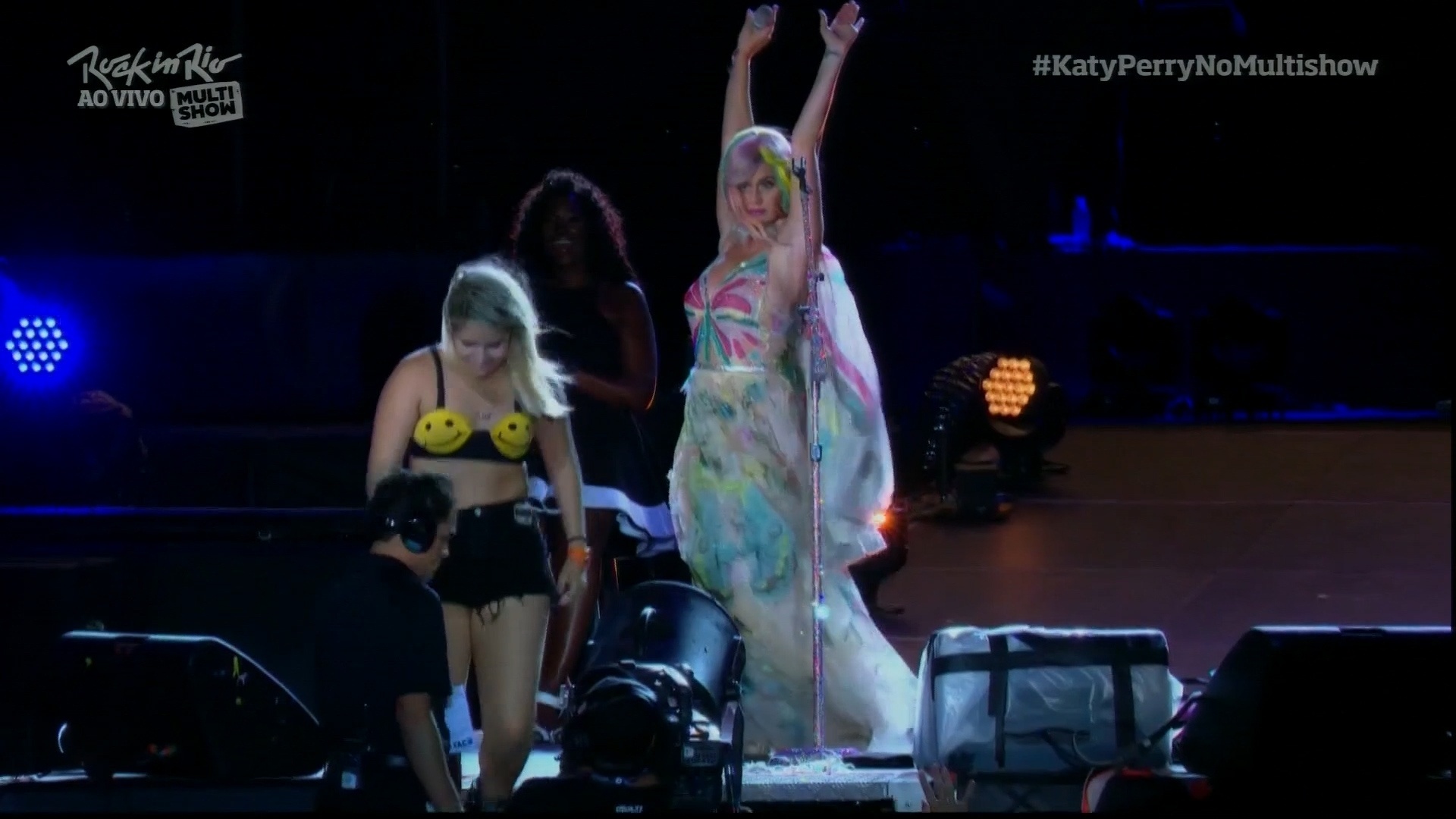 27.set.2015 - Katy Perry chamou uma fã para cima do palco a quem pediu que a ensinasse a falar palavras em português. A cantora ainda recebeu beijos e apertões da fã visivelmente emocionada - Reprodução