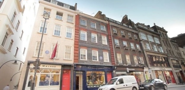 À esquerda, fachada do apartamento onde Jimi Hendrix viveu em Londres - Handel House/Reprodução