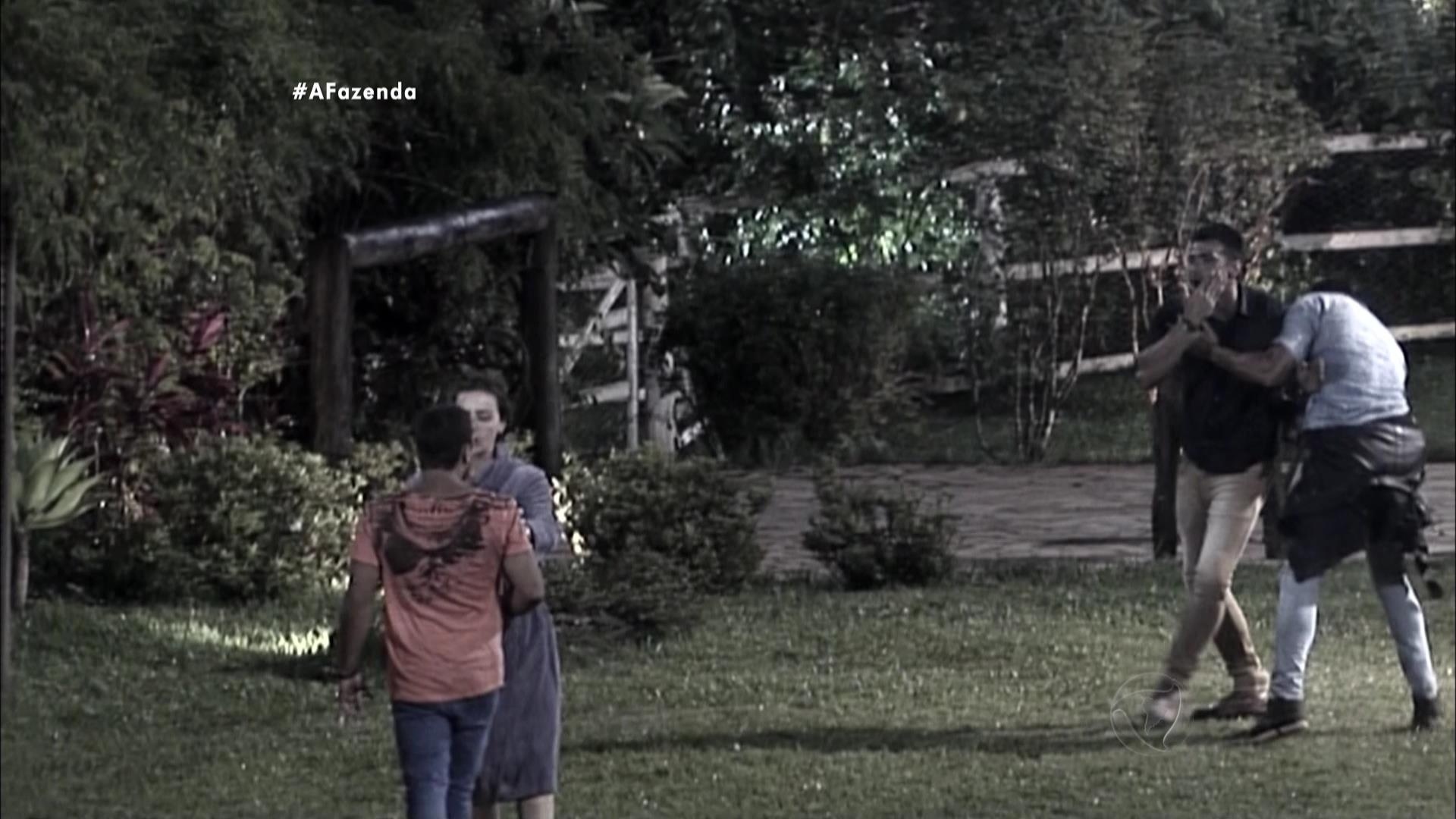 13.nov.2015 - Mas o modelo também perdeu a paciência e começou a provocar: "Bate aqui, então!" - Reprodução/Record