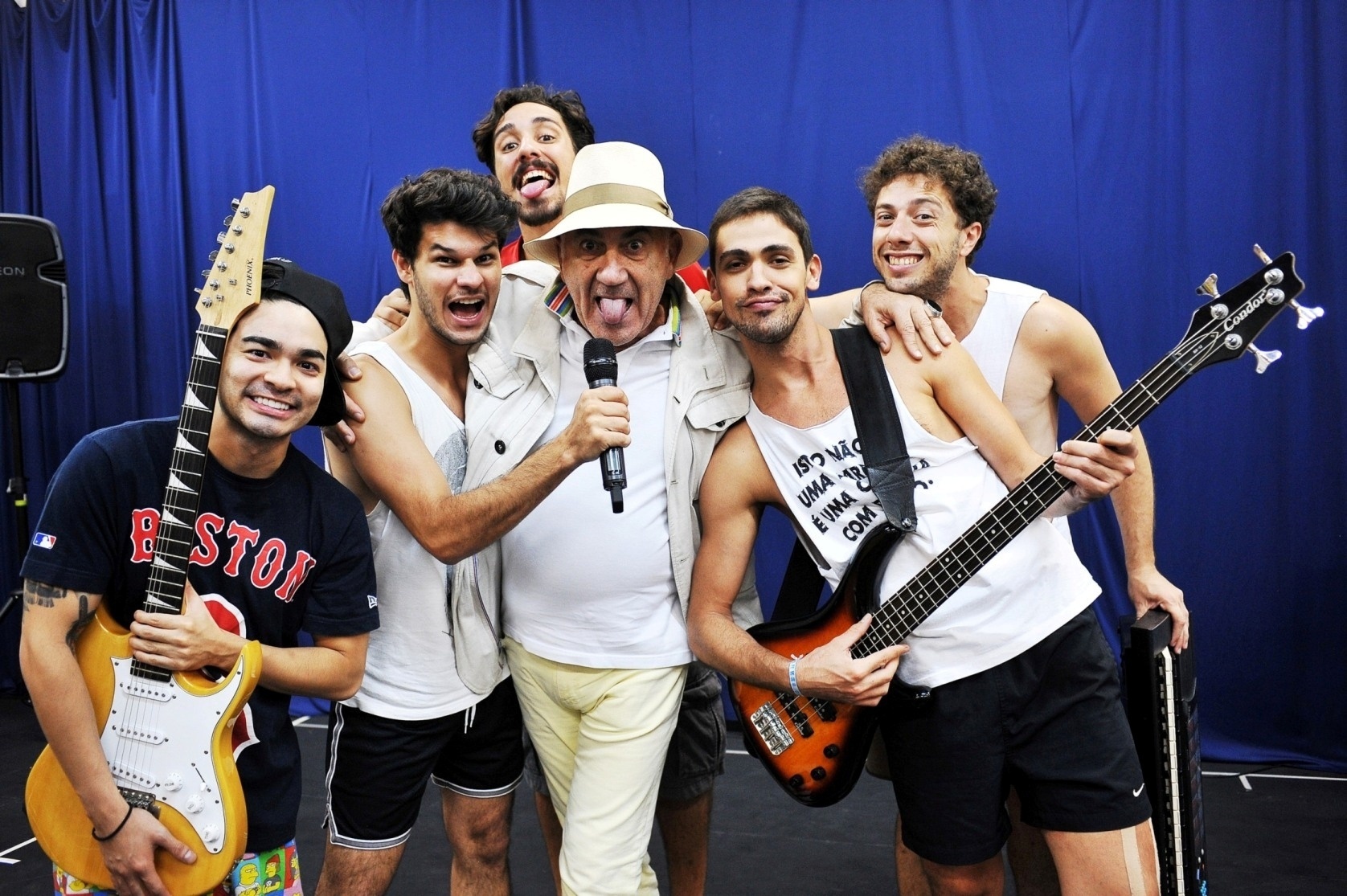 2.fev.2016 - Arthur Ienzura, Yudi Tamashiro, Ruy Brissac, Elcio Bonazzi e Adriano Tunes posam com o diretor José Possi Neto durante ensaio para "O Musical Mamonas" - Reinaldo Canato/UOL