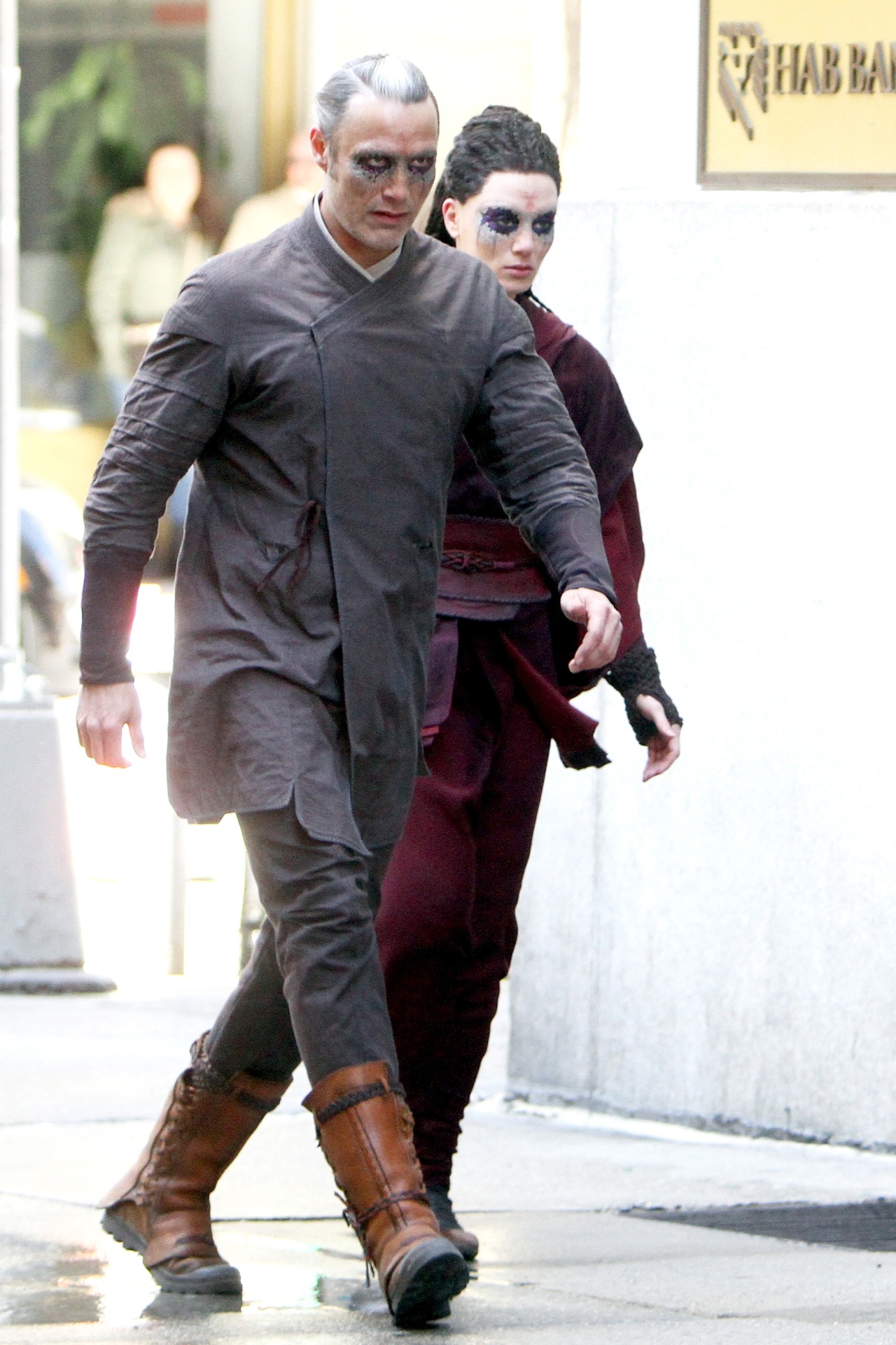3.abr.2016 - Mads Mikkelsen grava cenas de "Doutor Estranho" em Nova York - AKI-GSM