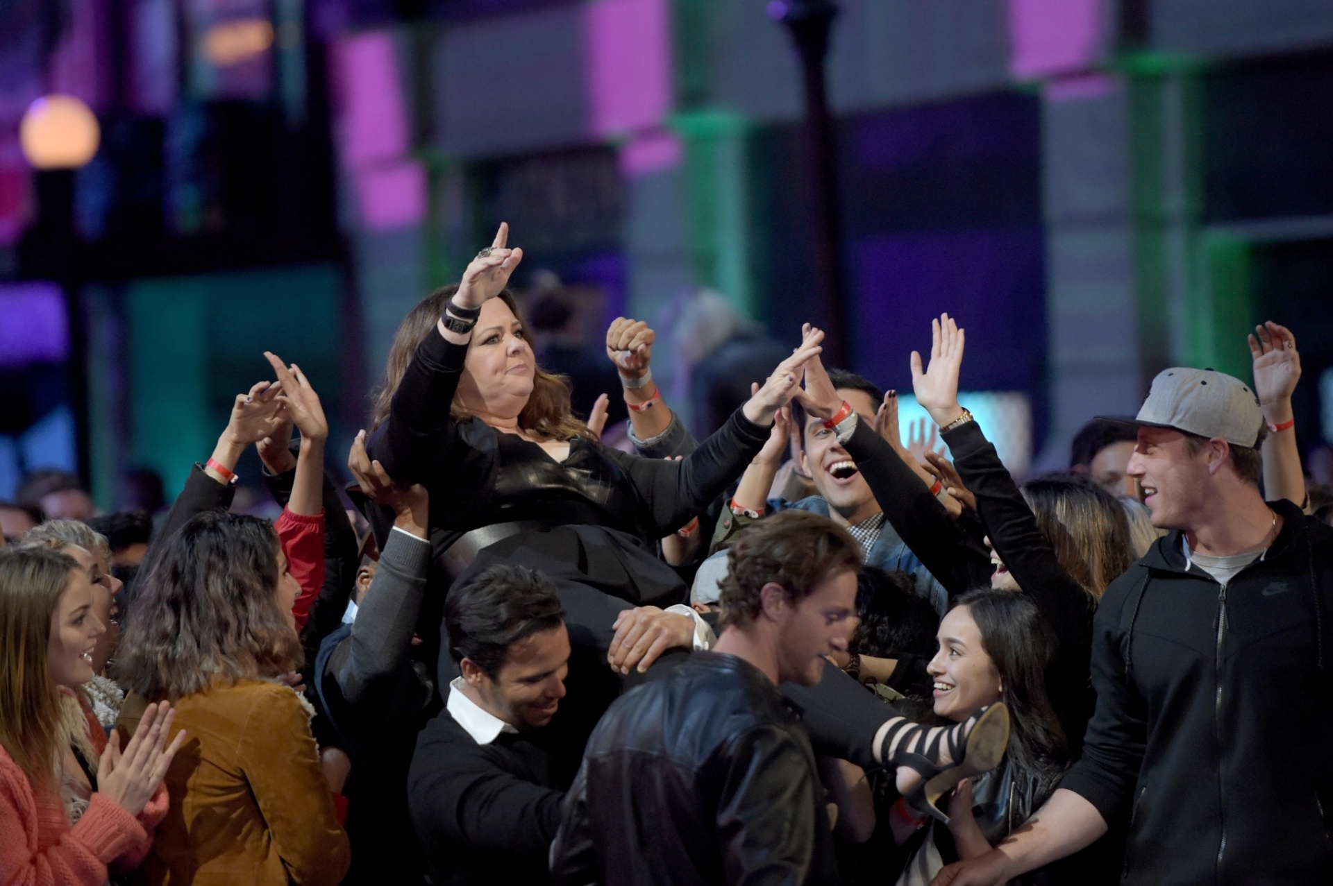 10.abr.2016 - Melissa McCarthy, nos braços da galera, foi homenageada com o prêmio Gênio da Comédia no MTV Movie Awards 2016 - Getty Images