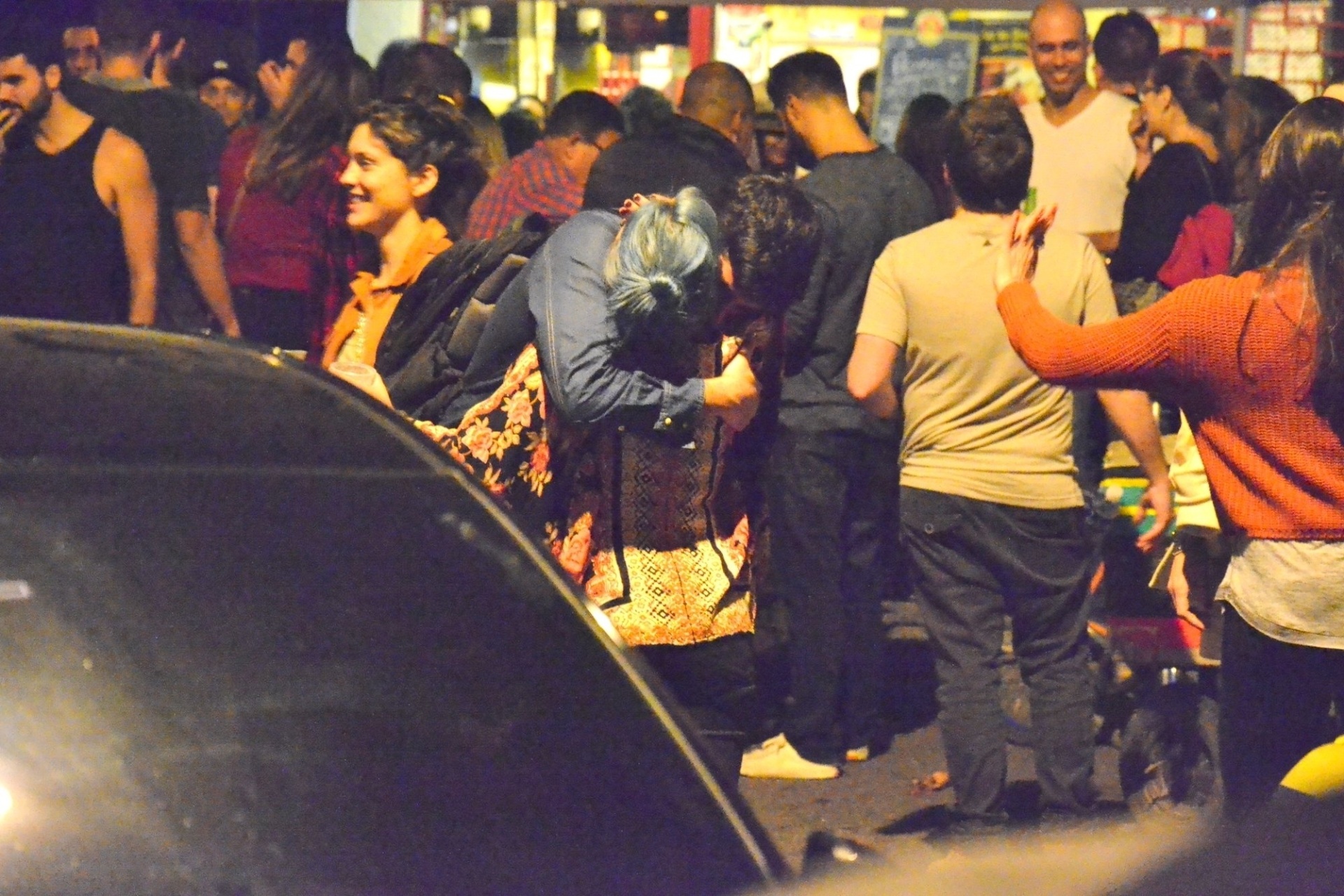 8.jul.2016 - Marcelo Adnet troca abraços com mulher na Gávea, no Rio de Janeiro, na madrugada desta sexta-feira - Webert Belicio/ AgNews