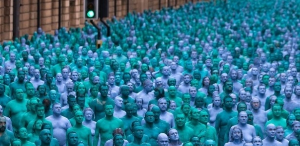 Obra de Spencer Tunick quis representar água e conscientizar sobre aumento no nível dos oceanos por causa do aquecimento global  - Jon Super/AFP - Jon Super/AFP