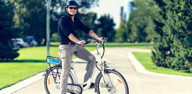 Homem andando em de bicicleta elétrica - iStock - iStock