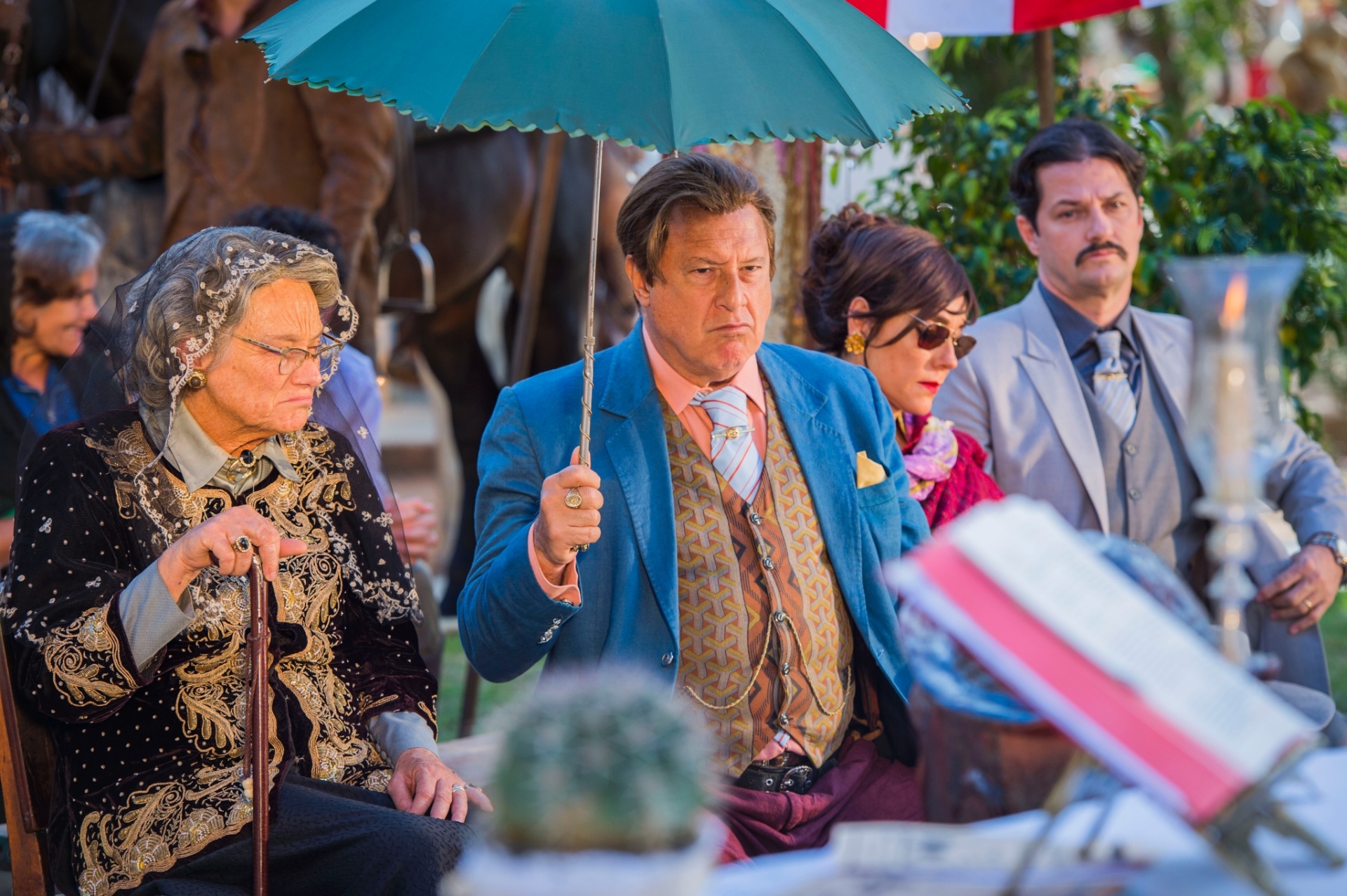 Padre Benício (Carlos Vereza) vai celebrar a missa contra a vontade do coronel Afrânio (Antonio Fagundes), que mesmo assim estará presente no evento ao lado de Encarnação (Selma Egrei), Iolanda (Christiane Torloni) e toda a família - Caiuá Franco/Globo