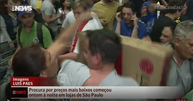 25.nov.2016 - Uma repórter da Globo News ficou no meio de uma confusão entre duas pessoas que brigavam por uma televisão durante a promoção da Black Friday - Reprodução/Globo News