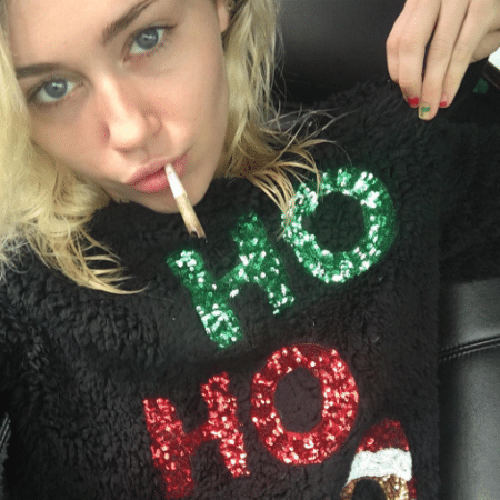 Miley Cyrus posa com roupa de natal e cigarrinho suspeito - Reprodução/Instagram