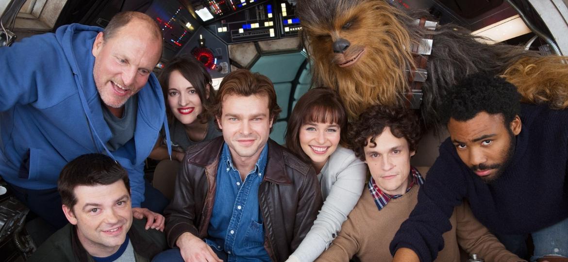 Elenco do filme sobre Han Solo posa reunido na primeira foto oficial do longa - Divulgação