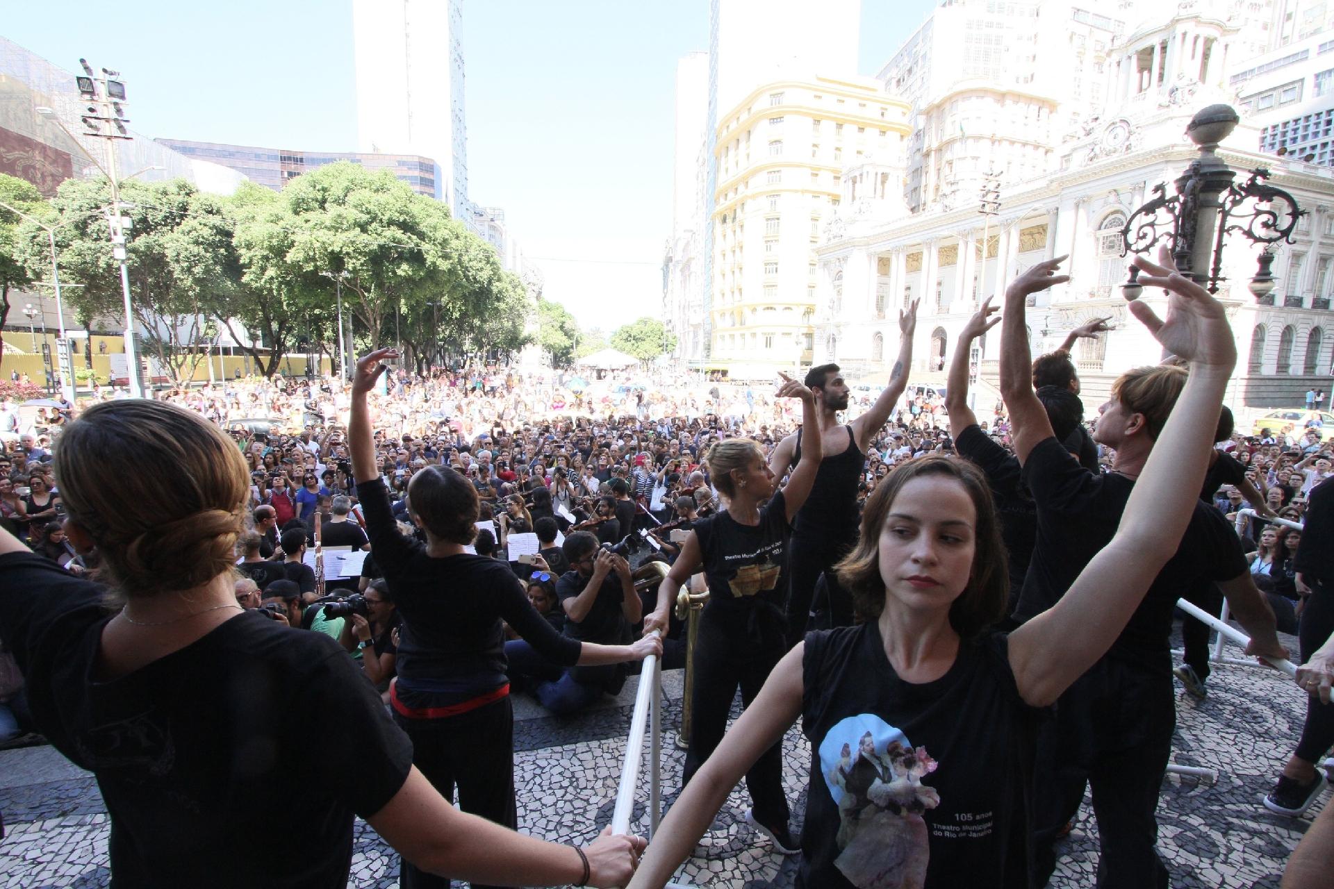 Funcionários do Theatro Municipal do Rio protestam pela falta de pagamento de salários pelo Governo do Estado, na Cinelândia no nesta terça (9) - Clever Felix/Brazil Photo Press/Folhapress