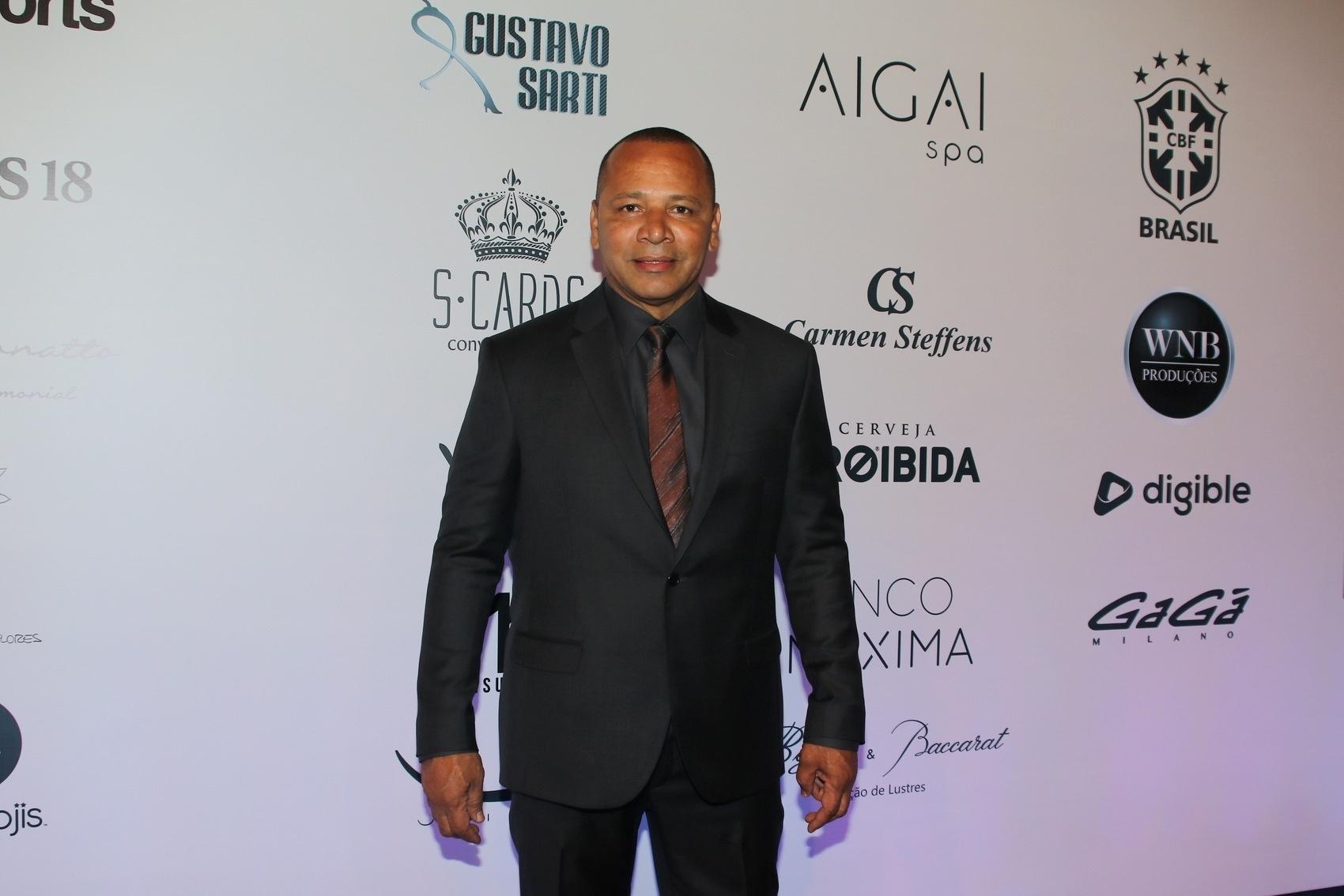 Neymar da Silva dos Santos, o pai do jogador Neymar, chega ao leilão beneficente promovido pelo filho no Hotel Unique em São Paulo - Thiago Duran/AgNews