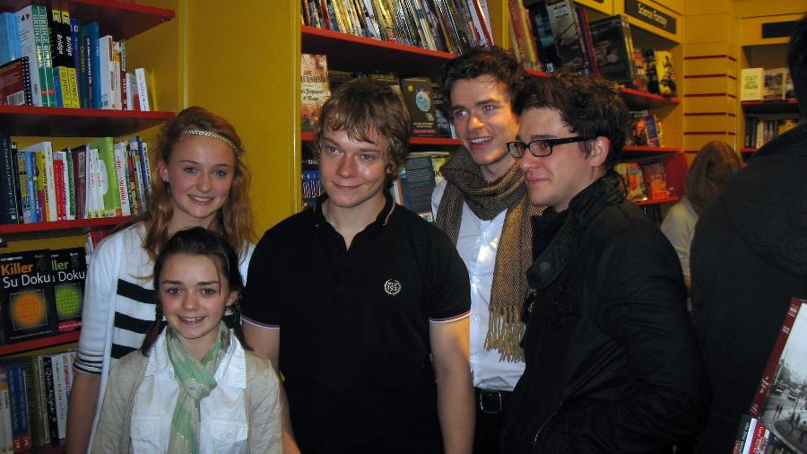 Antes da fama, em 2009, os atores de "Game of Thrones" Maisie Williams, Sophie Turner, Alfie Allen, Richard Madden e Kit Harington se reuniram em evento de George R.R. Martin - Reprodução/Flickr/Jac Mac