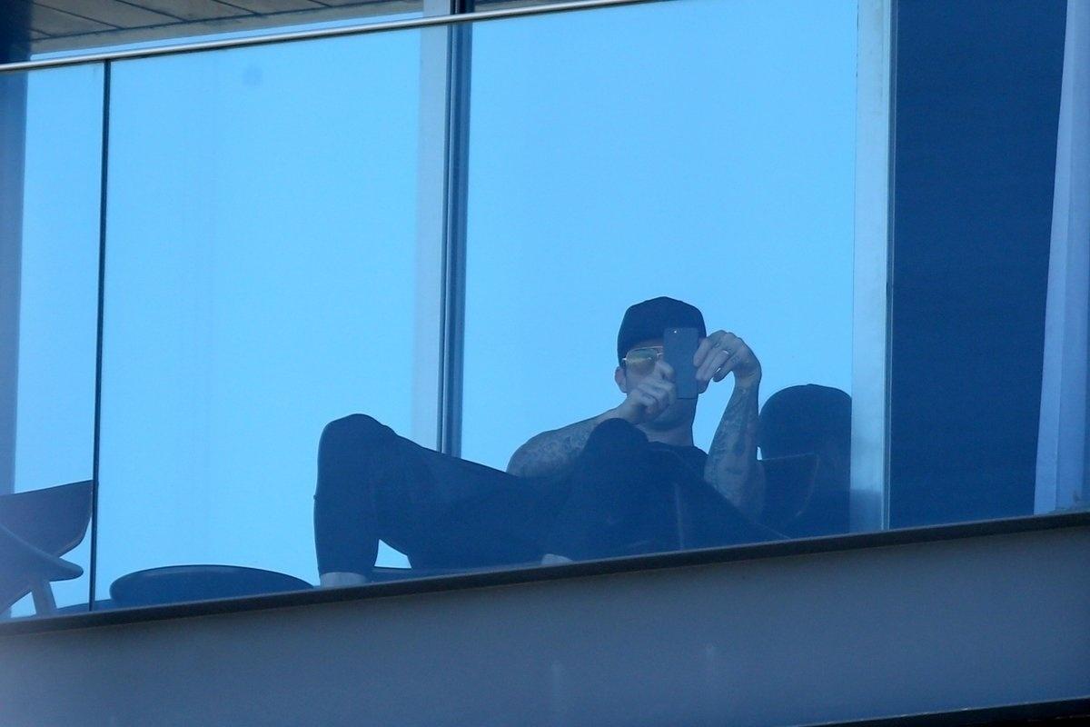 Adam Levine, vocalista do Maroon 5, aproveita para tirar fotos da varanda do hotel Fasano, onde está hospedado no Rio - AgNews