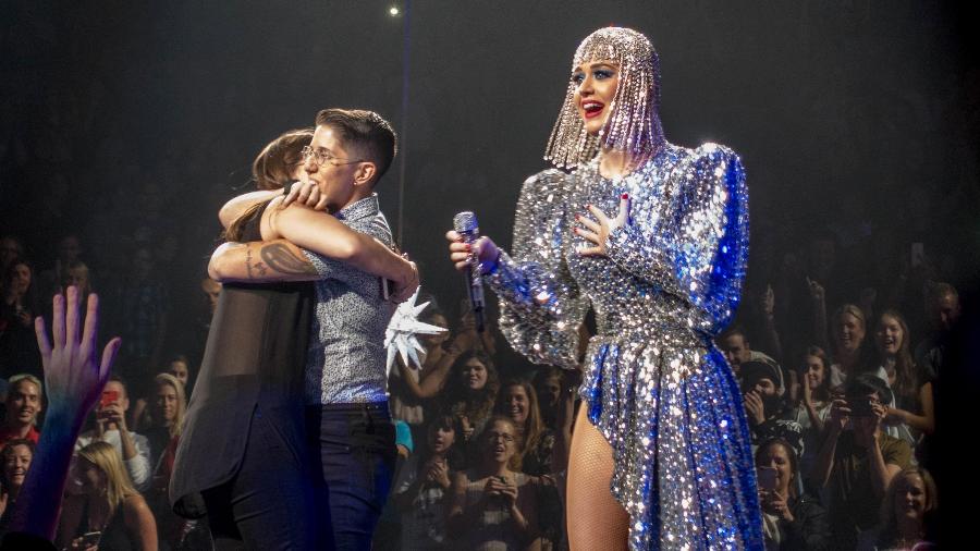 Katy Perry ajuda casal gay em pedido de casamento durante apresentação - Reprodução