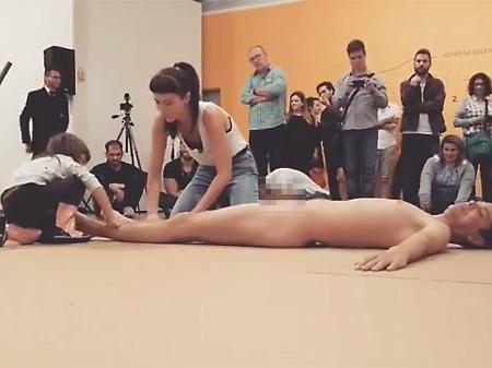 Exposição no Museu de Arte Moderna gerou polêmica quando uma criança, com aprovação da mãe, tocou um homem nu - Reprodução