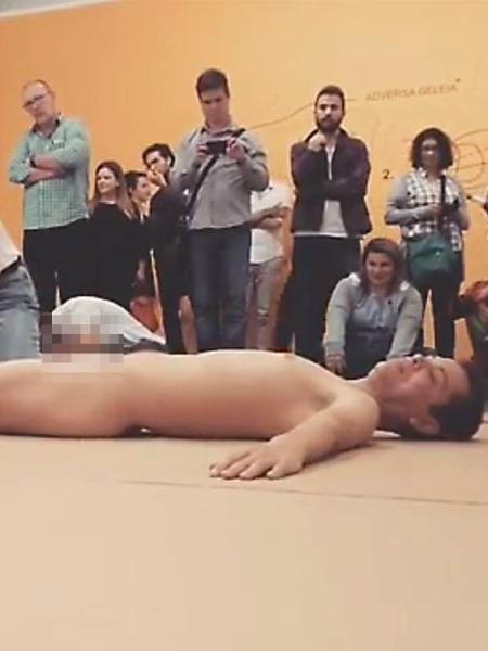 Exposição no Museu de Arte Moderna (MAM) gerou polêmica quando uma criança, com a devida aprovação da mãe, tocou um homem nu - Reprodução
