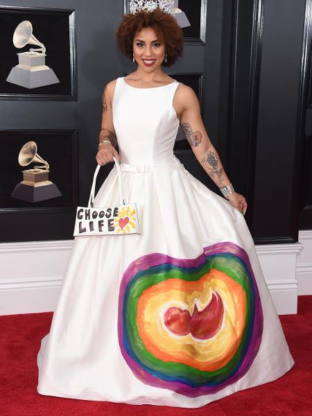 A cantora Joy Villas vai ao Grammy 2018 com vestido polêmico - Jamie McCarthy/Getty Images