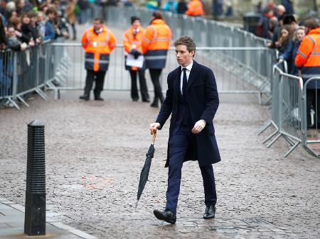 O ator Eddie Redmayne chega ao funeral do físico Stephen Hawking, em Cambridge, na Inglaterra - Henry Nicholls/Reuters