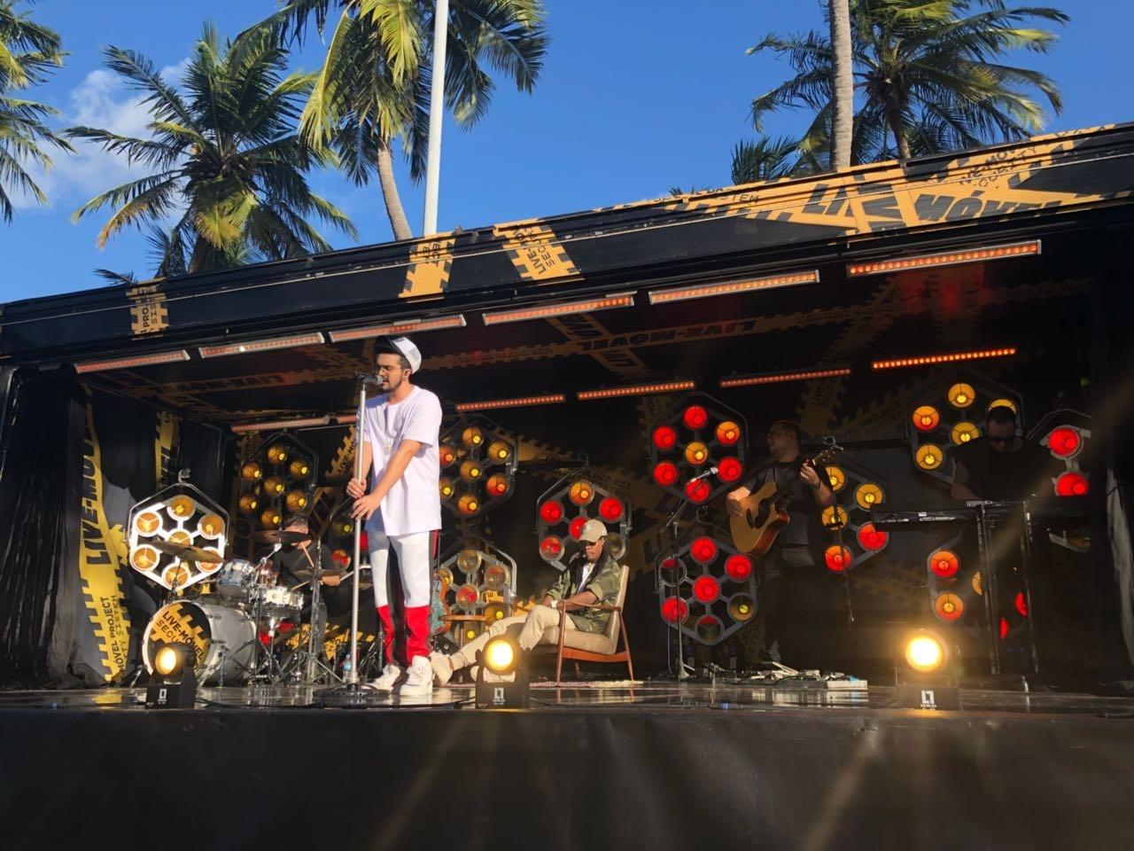 Multidão acompanha show surpresa de Luan Santana na orla de praia de Maceió - Divulgação