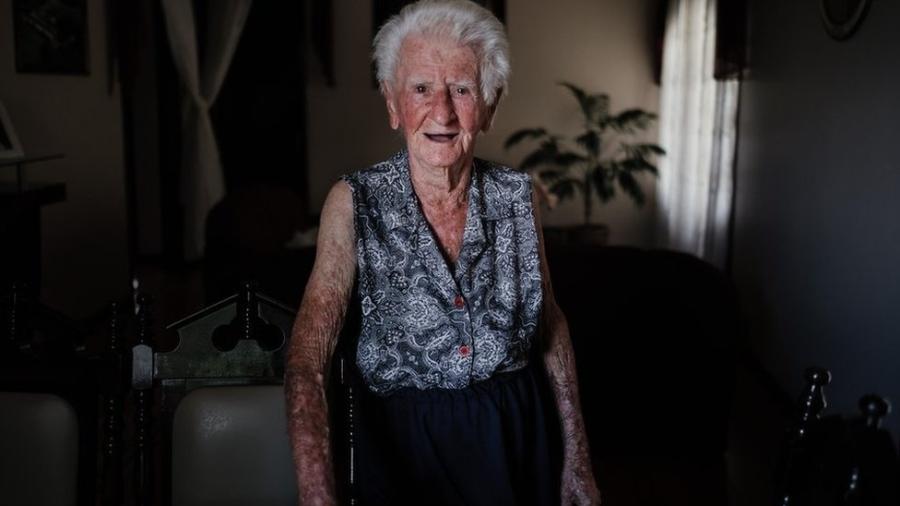A fotógrafa Emanuelle Rogoni passou a registrar a rotina da avó, Armelinda Canton, que perdeu a memória depois de desenvolver demência - Emanuelle Rigoni