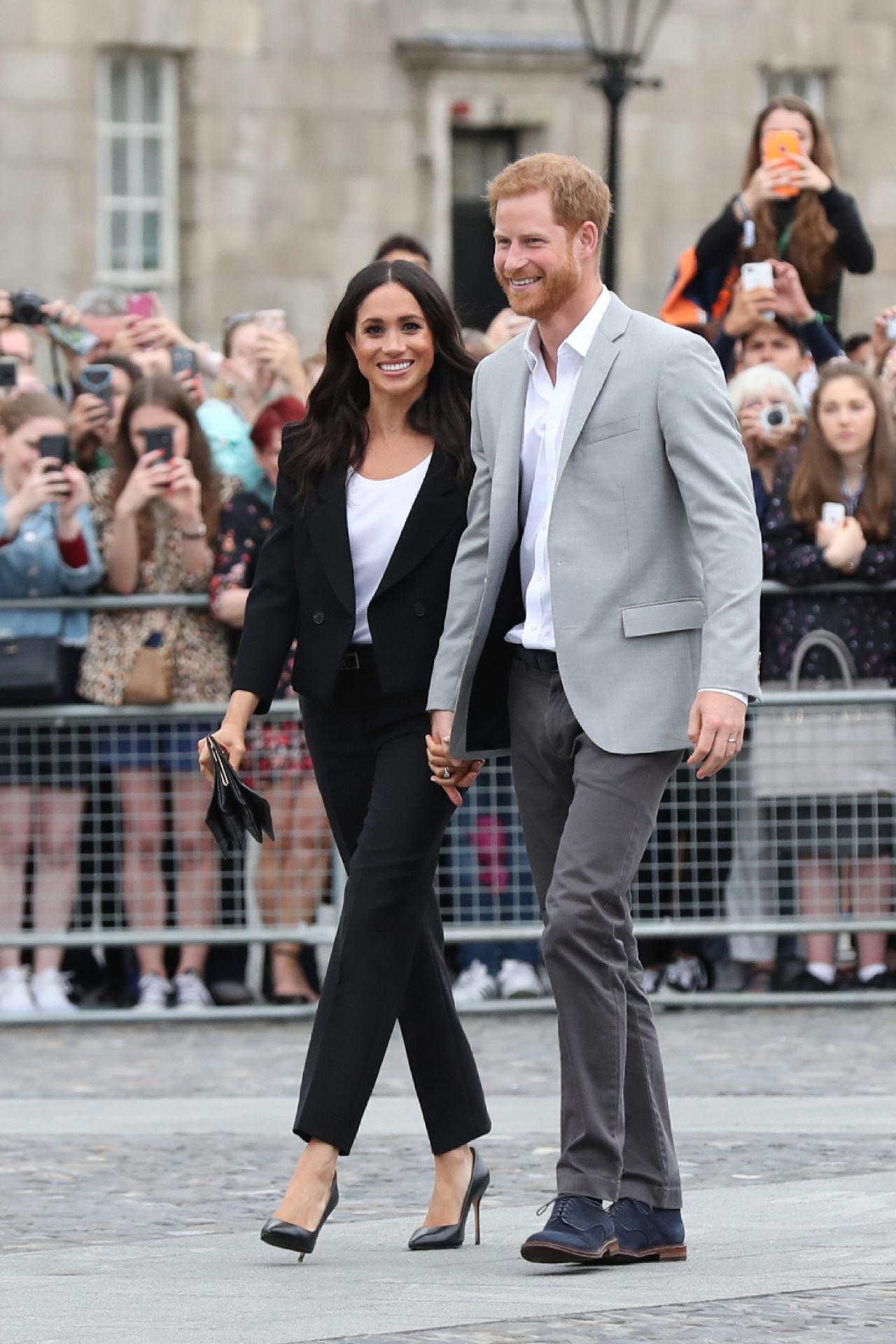 Meghan  passou pela Gaelic Athletic Association no dia 11 de julho com um conjunto de calça e terninho pretos Givenchy - Getty Images