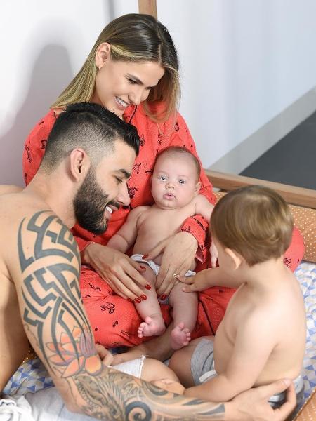 Andressa publicou foto com Gustavo e os dois filhos Gabriel e Samuel no Dia das Crianças  - Reprodução/Instagram/@andressasuita