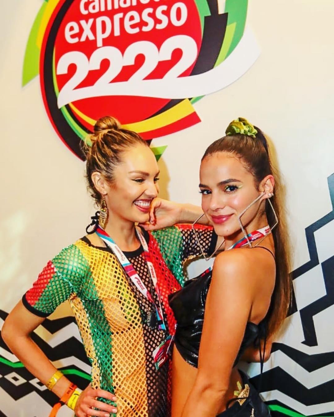 A top Candice Swanepoel posa com Bruna Marquezine no Expresso 2222 - Reprodução / Instagram