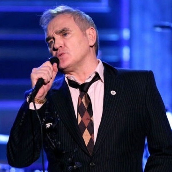 Morrissey causa polêmica ao se apresentar na TV com bóton de