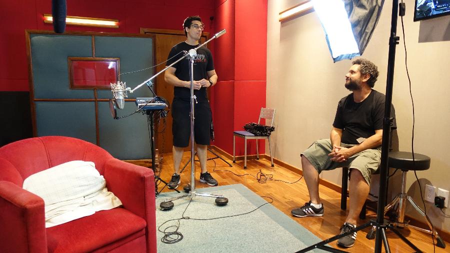 O diretor Daniel Ferro e o produtor Rafael Ramos durante gravação de Tudo Pela Música - Divulgação
