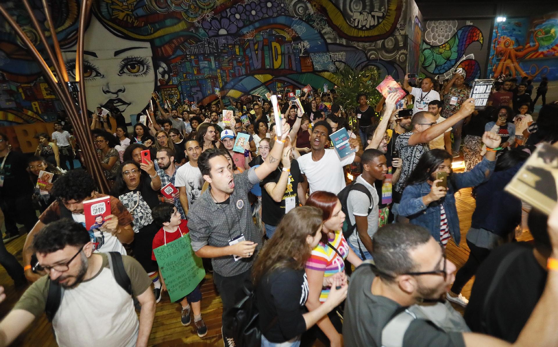 7.set.2019 - "Não vai ter censura": manifestantes fazem ato contra Crivella na Bienal do Rio - Marcelo de Jesus/UOL