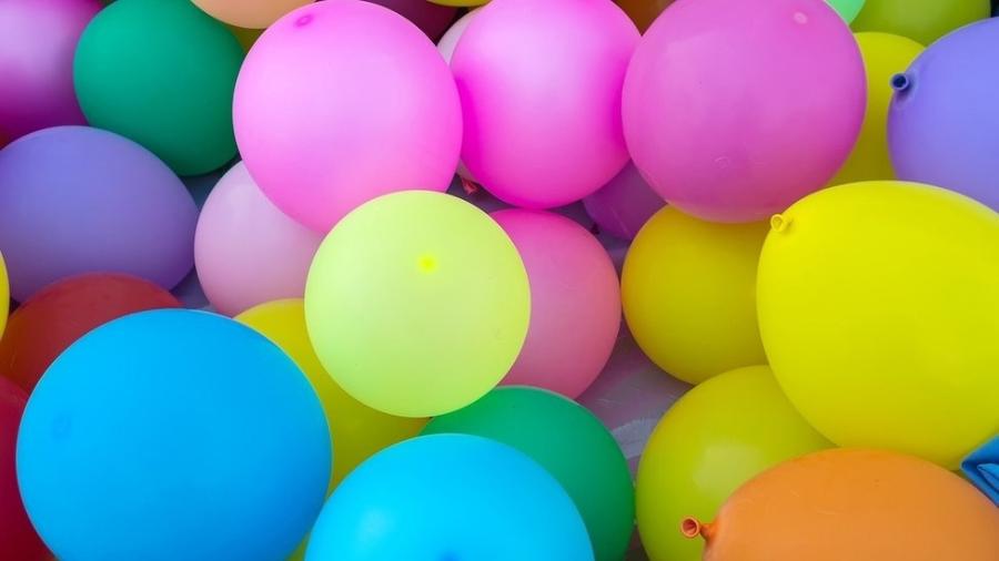 Quando um balão explode, ele espalha partículas de látex - BBC