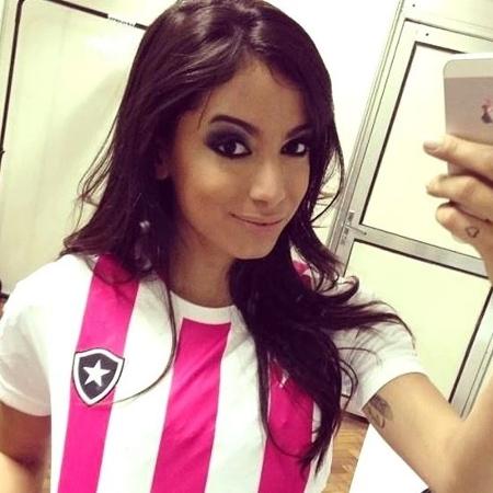 Anitta já ganhou uma camisa do Botafogo após show no clube - Reprodução/Instagram