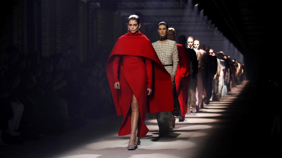 Kaia Gerber e outras modelos desfilam para a Givenchy durante a Paris Fashion Week - Gonzalo Fuentes/Reuters