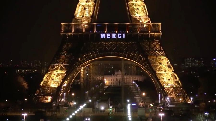Torre Eiffel foi iluminada com mensagens de agradecimento, como "Merci" ("Obrigado", em francês), em homenagem aos profissionais da saúde  - Reprodução/Twitter