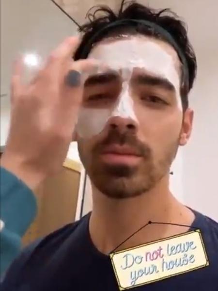 Joe Jonas com máscara de argila - REPRODUÇÃO/INSTAGRAM