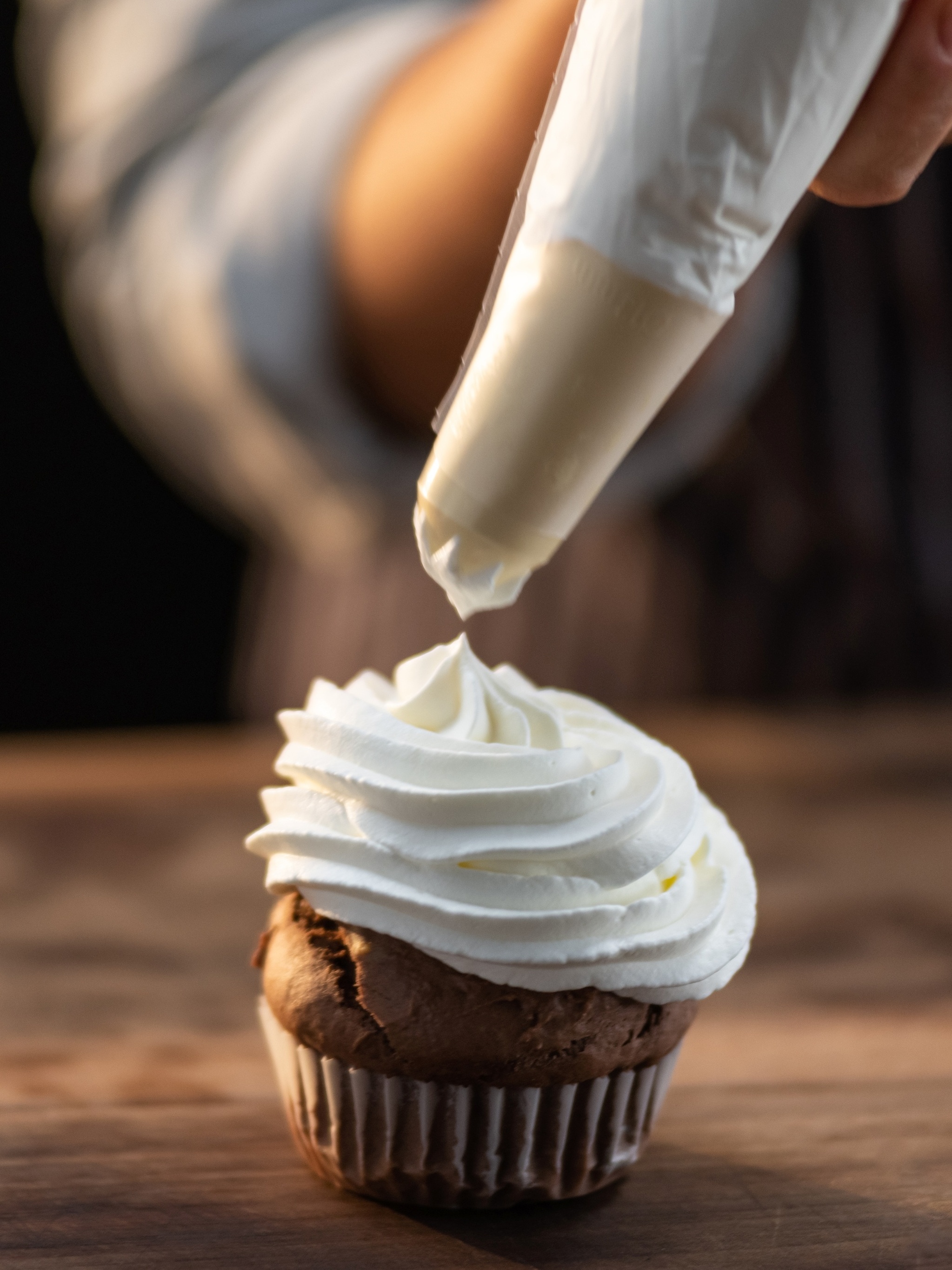 Bolo Para Uma Criança Com Chantilly E Gelado. Imagem de Stock