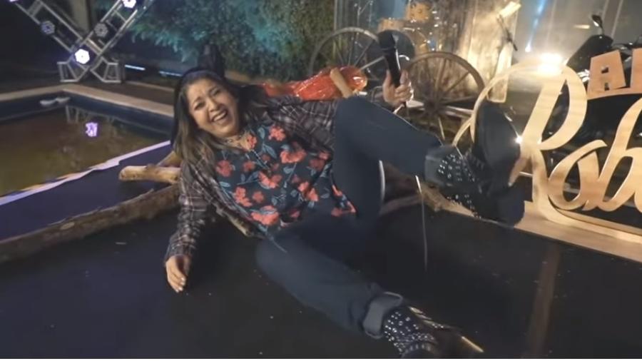Roberta Miranda se diverte com tombo em sua live - Reprodução/YouTube
