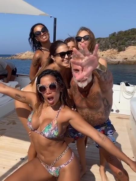 Anitta dança ao lado dos amigos nas redes sociais - Reprodução/Instagram @gianlucavacchi