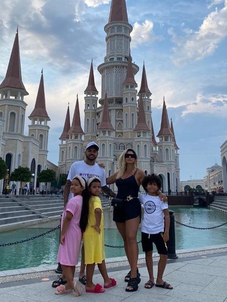 Dani Souza, Dentinho e os filhos em hotel na Turquia - Reprodução/Instagram