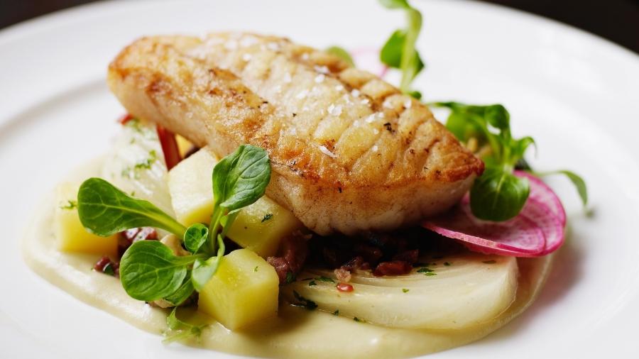 Peixe e legumes: apresentação que valoriza os ingredientes - Thomas Barwick/Getty Images