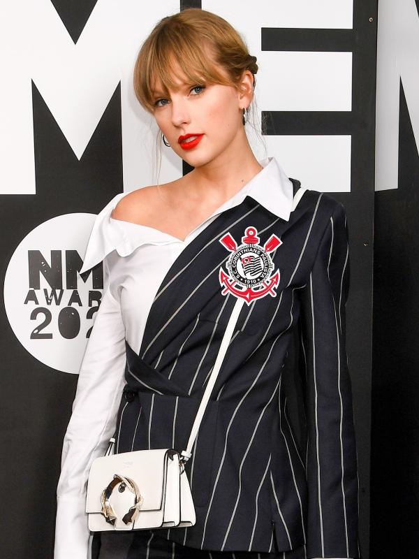 Montagem de Taylor Swift com escudo do Corinthians na roupa