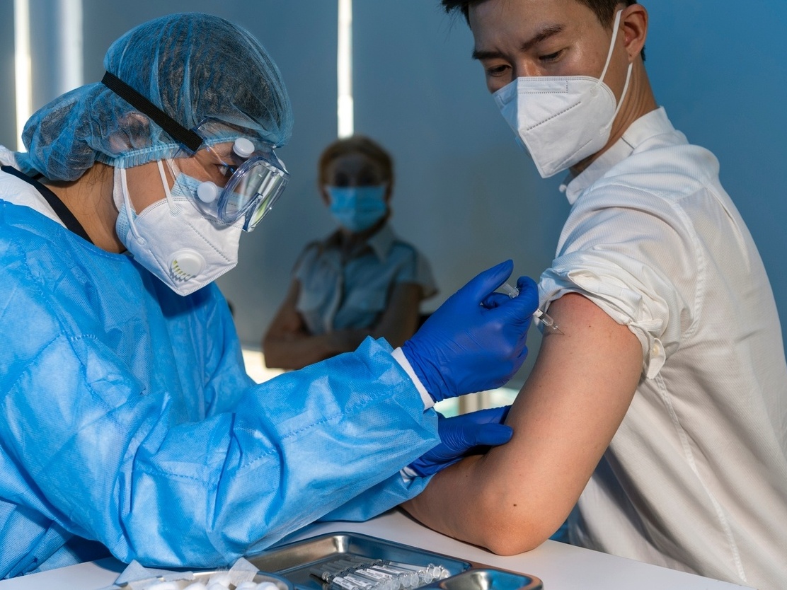 Oxford tem 'vantagem' na Anvisa, mas vacinação deve começar com CoronaVac